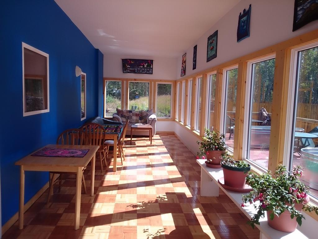 Hot Springs Campground & Hostel Upper Laberge Buitenkant foto